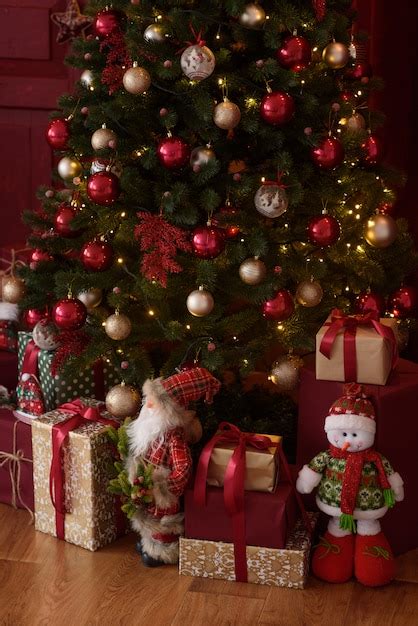 Interior navideño con cajas de regalo y chimeneas navideñas Se puede