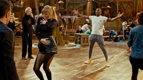 Taylor Swift Idris Elba In ‘cats Behind The Scenes Look Us Weekly