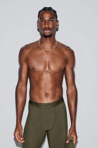 Shai Gilgeous Alexander Poses In Underwear For Kim Kardashian Foto