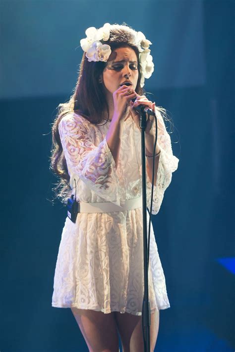 Hd Lana Del Rey In Concert Lana Del Rey Concert Lana Del Rey Outfits