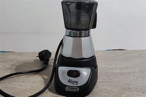 Recensione macchina da caffè moka elettrica De Longhi Alicia Plus EMKM4