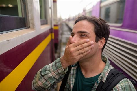 Guapo turista persa en la estación de tren de bangkok Foto Premium