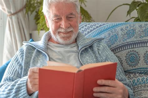 Retrato De Un Anciano Sonriente De A Os Sentado En Un Sof De Ocio Y