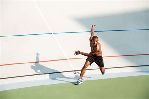 Retrato de corpo inteiro de um esportista concentrado seminu Foto Grátis