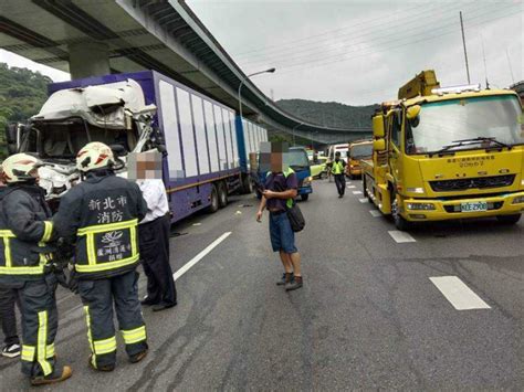 機車國道「叼菸蛇行」慘害10車連環撞！ 員警「用生命」搶救騎士 社會 Ctwant