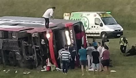 Dos muertos y 30 heridos al volcar un micro de pasajeros en la autovía