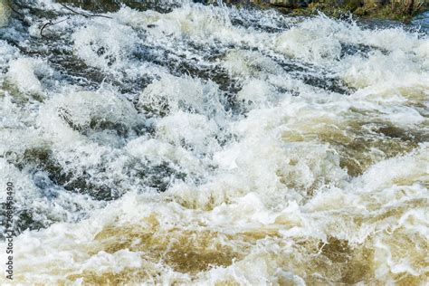 Ein Reißender Fluss Bei Hochwasser Im Frühling Deutschland Stock Foto