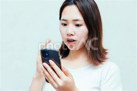 スマホを見て驚く女性 Phone No 30359603｜写真素材なら「写真ac」無料（フリー）ダウンロードok