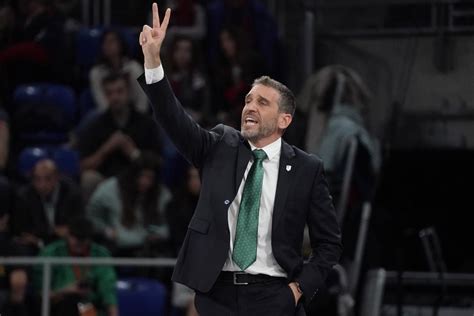 El Vacile De La Plantilla De Unicaja A Ibon Navarro En Un Entrenamiento