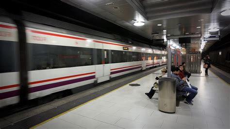 Un Tren De Rodalies Descarrila En La Entrada Del Túnel De La Sagrera