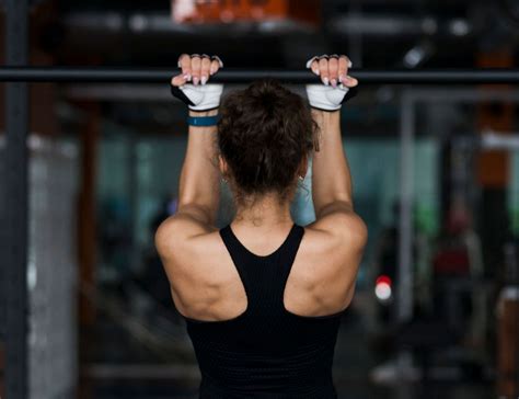 How To Do Reverse Grip Pull Ups Benefits Tips Techniques And Variations