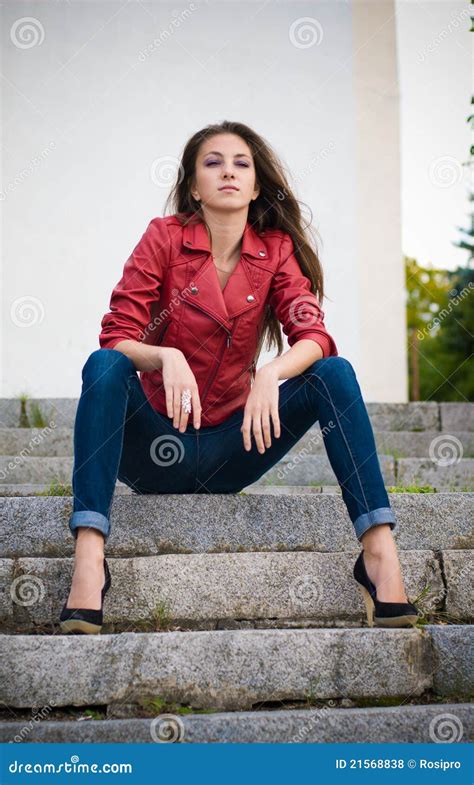 Jeune Fille De Mode S Asseyant Sur Des Escaliers Photo Stock Image Du