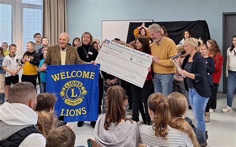 Lions Club Rhein Wied Bergibt Euro Spende An Deutschherrenschule