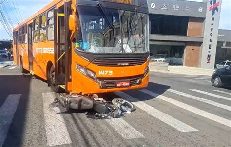 Acidente entre ônibus e motocicleta deixa um morto em Ponta Grossa