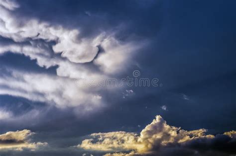 Cielo Drammatico Di Tramonto Con Le Nuvole Variopinte Dopo Il Temporale Fotografia Stock