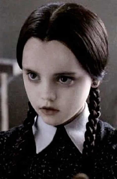 Wandinha Addams, dos anos 90, cresceu! Veja como ela está