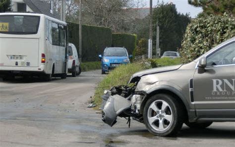 Accident Une collision entre un bus et une voiture au Rohu Le Télégramme