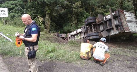 Reportagem Luis Melo Caminhão Sai Da Pista Tomba As Margens Da Br 277