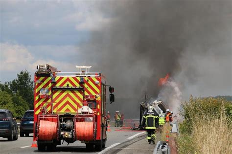 On A Entendu Une Explosion Un Camion Transportant Onze Voitures