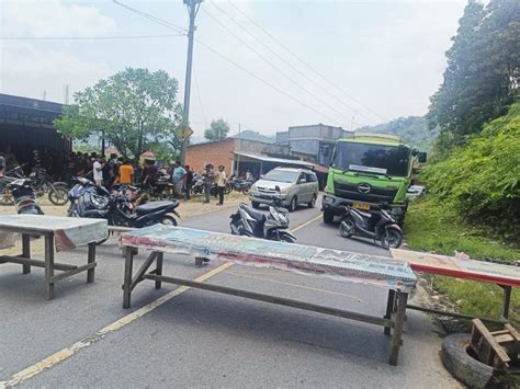 Jalan Lintas Kerinci Bangko Diblokir Lalu Lintas Lumpuh IMCNEWS