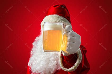 Papai Noel Segurando Uma Caneca De Cerveja Isolada Em Fundo Vermelho