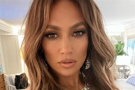 J Lo aumenta a temperatura da web nova coleção de lingerie