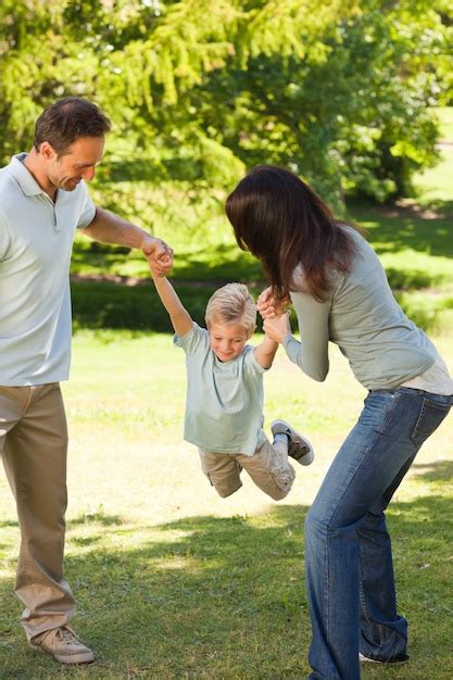 Familia Alegre En El Parque Foto Premium