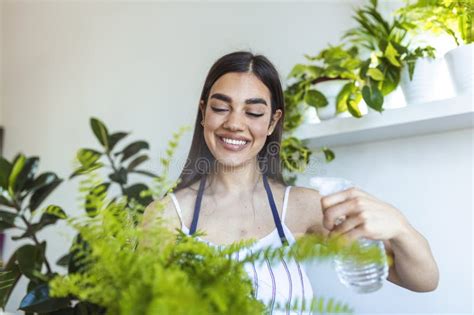 Mujer Vierte Agua En Una Maceta De Flores Que Cuida De Las Plantas De