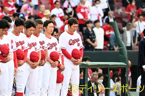 デイリースポーツ広島 On Twitter 試合前、黙とうを捧げる新井貴浩監督ら。 新井貴浩 広島