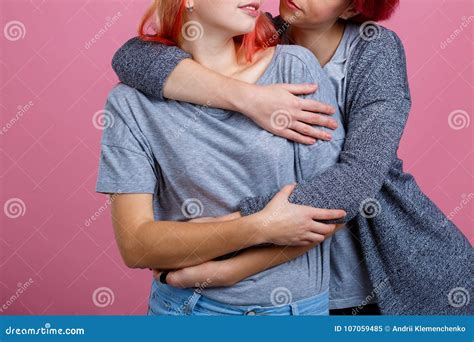 Étreintes De Deux Jeunes Filles Lesbiennes Sur Un Fond Rose Image Stock Image Du Couleur