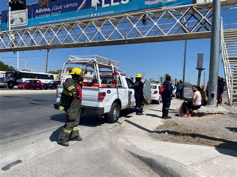 Choca taxi con vehículo de transporte de personal en Gómez Palacio hay