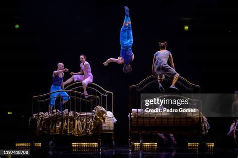 Cirque Du Soleil Performers Photos and Premium High Res Pictures ...