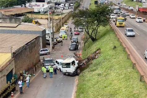 Acidente caminhão e carro causa congestionamento no Anel Rodoviário