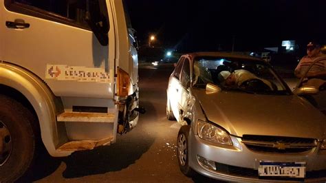 Carro de passeio e caminhão se envolvem em acidente de trânsito na