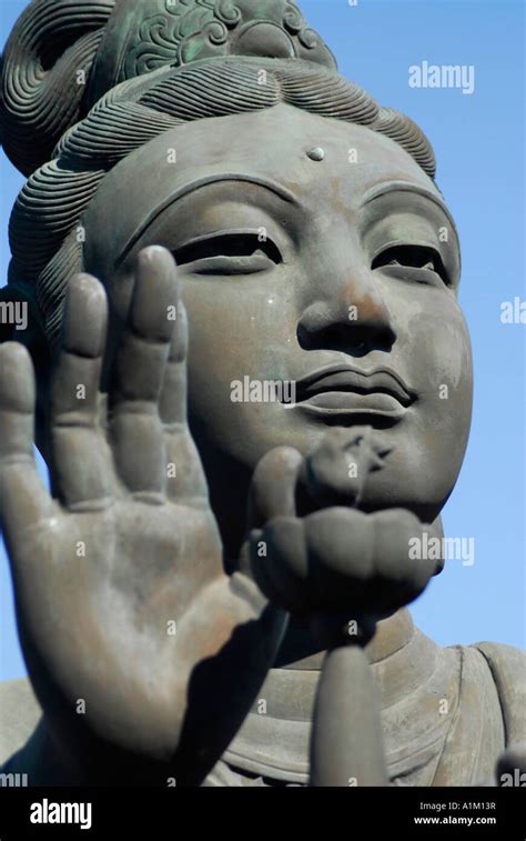 Estatua De Un Dios Inmortal O Alabando El Tian Tan Buda Gigante De