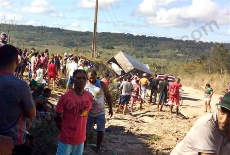 Mulher morre ao tentar saquear carga de caminhão tombado em Alagoas