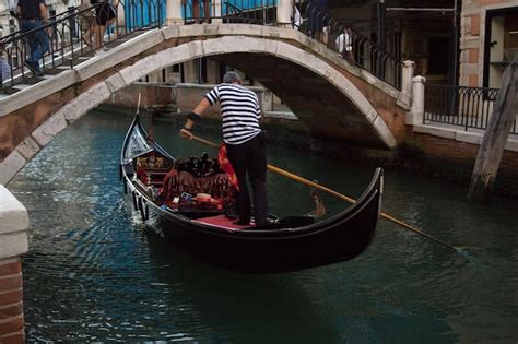 Paisaje urbano de venecia canal de agua con góndolas puente y