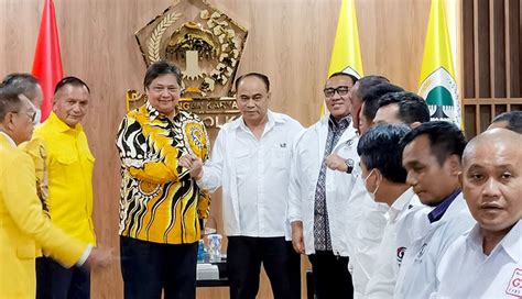 Pertemuan Airlangga Hartarto Dengan Relawan Pro Jokowi