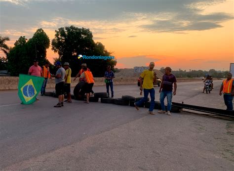 V Deo Manifestantes Bloqueiam A Br Em Candeias E Pro Bem Passagem