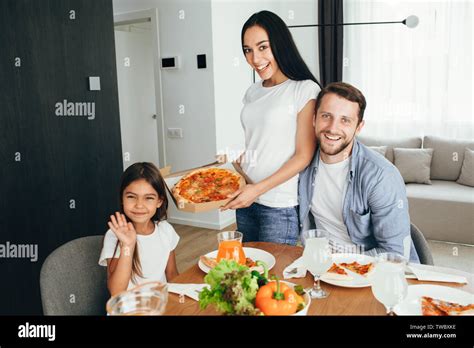 Familia Disfrutando De Pizza Padre Madre E Hija Durante La Cena Comer