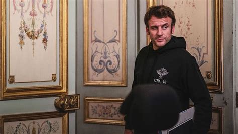 VIDÉO Photos dEmmanuel Macron en sweat à capuche Rien nest laissé