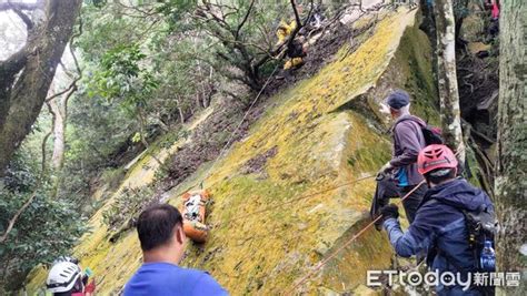 桃園男「神仙縱走」墜150米山谷喪命 警消26人接駁搬運下山 Ettoday社會新聞 Ettoday新聞雲