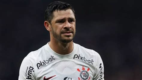 Santos insiste pela contratação do meia Giuliano ex Corinthians