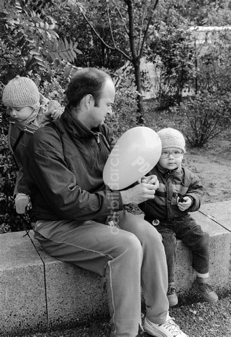 DDR Fotoarchiv Berlin Vater Mit Zwei Kindern In Berlin Der