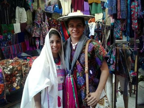 Los Novios Portando Trajes Típicos De Chiapas Traje Tipico De