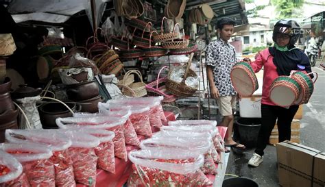 Foto Berkah Pedagang Kembang Saat Musim Nyekar Jelang Ramadan Foto