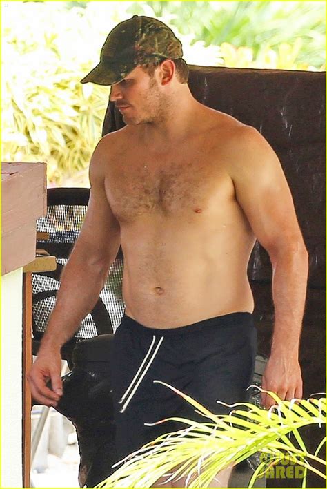 Chris Pratt Goes Shirtless Shows Off His Hot Body In Hawaii Photo