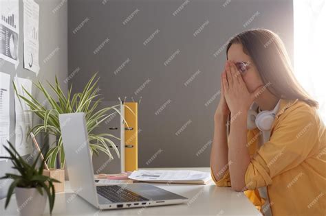 Plan Intérieur Dune Femme Fatiguée Et Stressée Surmenée Aux Cheveux Bruns Assise à Table Devant