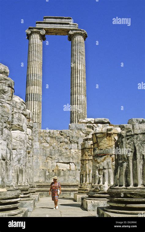 Turkey The Ruins Of Didyma Temple Of Apollo Columns With Ionic