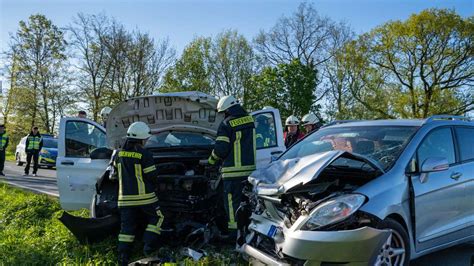 Auto gerät in Gegenverkehr Mehrere Schwerverletzte nach Unfall